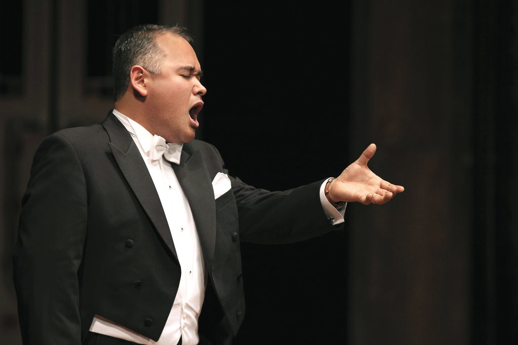 En su debut en Santiago, el tenor Javier Camarena dio una lección de dominio vocal y amor a la música