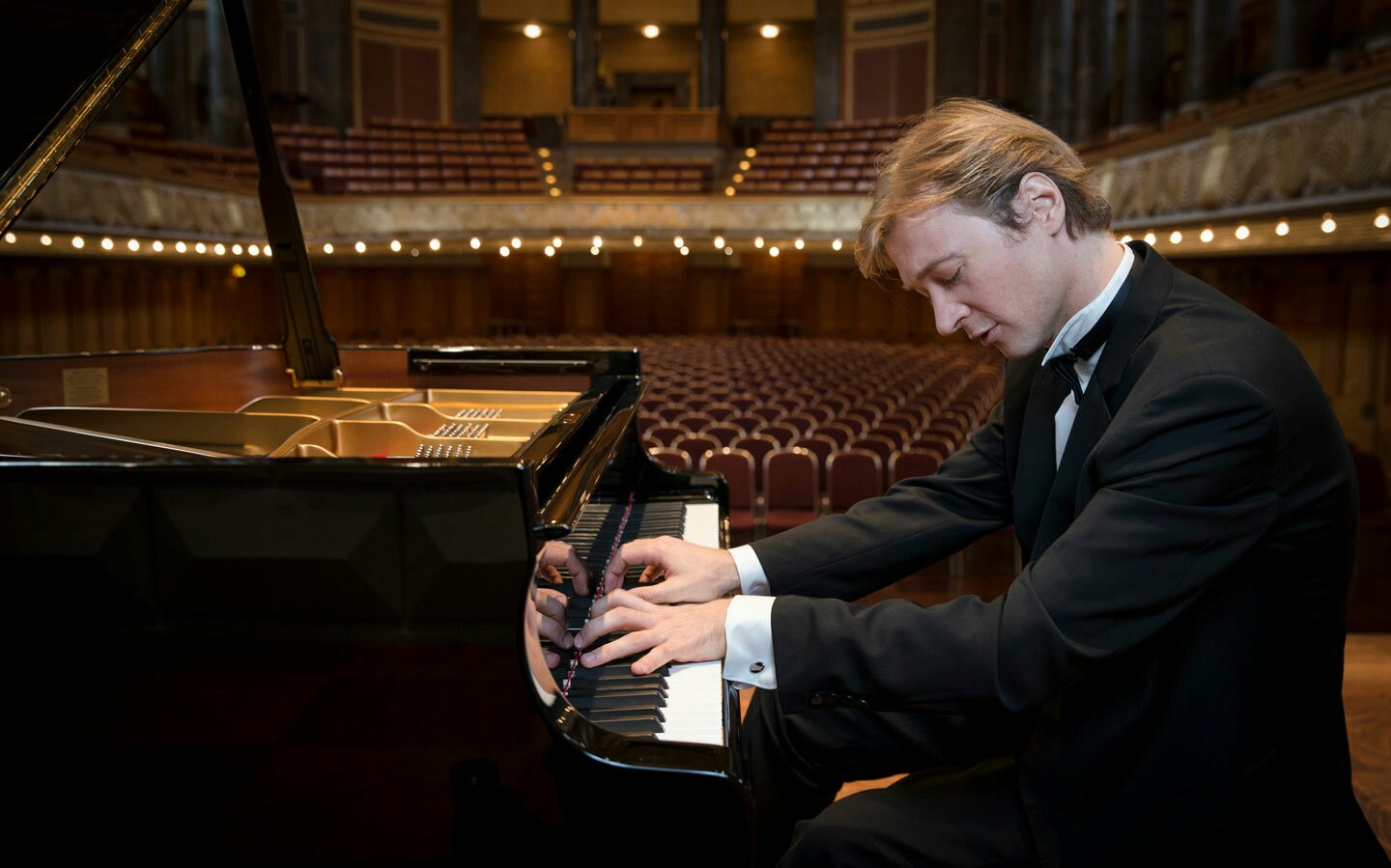 Virtuosismo, energía y emoción en el concierto de Dimitri Levcovich junto a la Orquesta Sinfónica Nacional de Chile